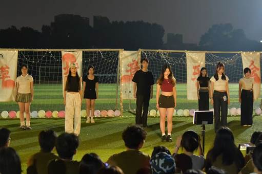 一群人站在草地上AI 生成的内容可能不正确。